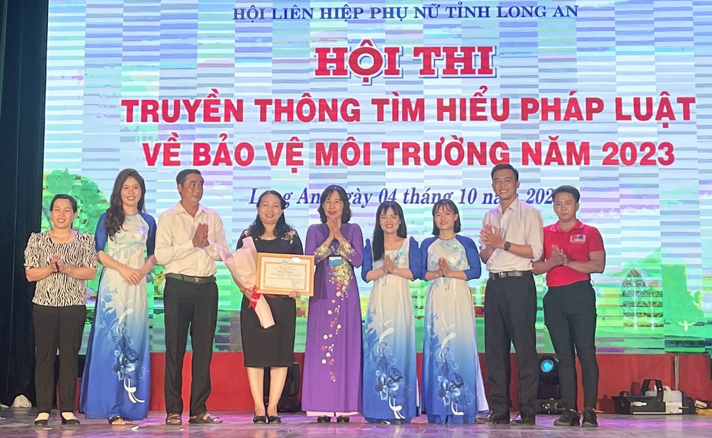 Hội Liên hiệp Phụ nữ thị xã Kiến Tường đoạt giải nhất Hội thi truyền thông tìm hiểu pháp luật về bảo vệ môi trường