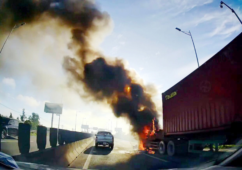 Cháy xe đầu kéo trên cao tốc TP Hồ Chí Minh-Long Thành-Dầu Giây -0