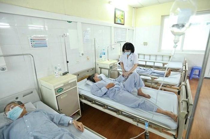 Bệnh nhân mắc sốt xuất huyết điều trị tại Bệnh viện đa khoa Đức Giang. (Ảnh: Minh Quyết/TTXVN)