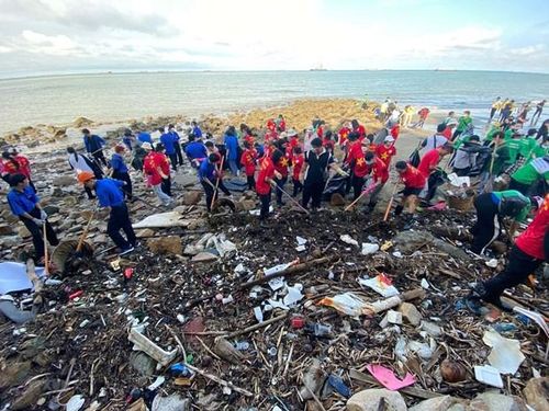 Lực lượng tình nguyện thu gom rác tại bãi biển Vũng Tàu. (Ảnh: TTXVN phát)