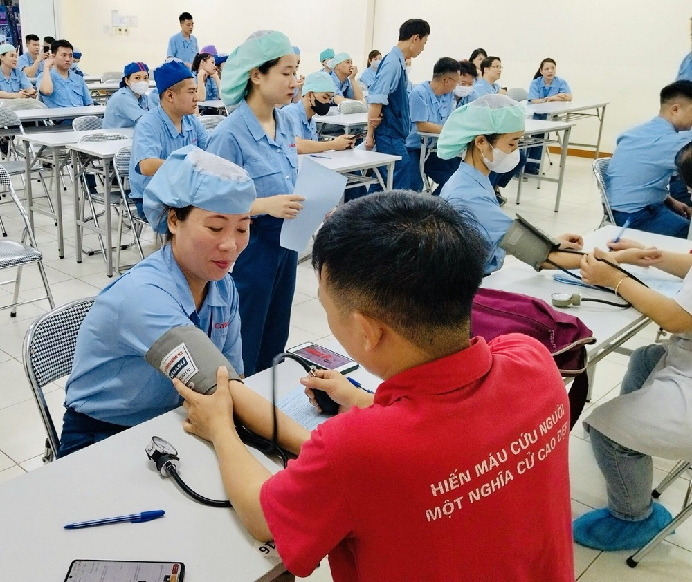 Người lao động Công Ty TNHH Điện Tử Canon Việt Nam (KCN Phố Nối A) kiểm tra sức khoẻ trước khi HMTN