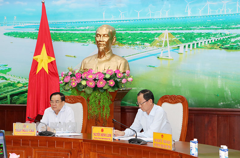 Chủ tịch UBND tỉnh Trần Ngọc Tam (bìa trái) chủ trì buổi họp.