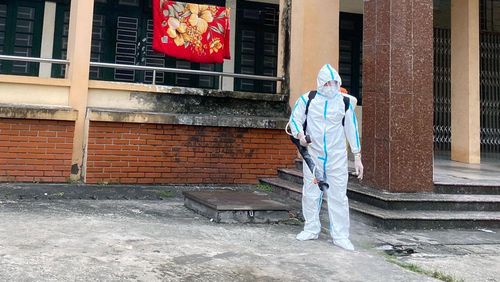 Cán bộ Trung tâm Y tế TP. Thái Nguyên phun khử khuẩn tại khu vực xuất hiện ca mắc bệnh bạch hầu - khu ký túc xá Trường Cao đẳng Công nghiệp Thái Nguyên.