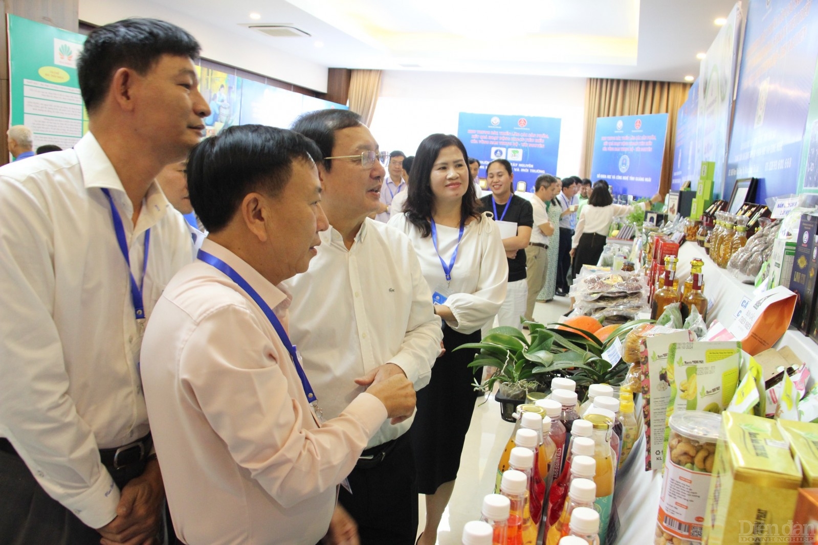 Bộ trưởng Bộ KH&amp;CN Huỳnh Thành Đạt và các lãnh đạo tham quan các gian hàng trưng bày sản phẩm KH&amp;CN của 12 Sở KH&amp;CN vùng NTB&amp;TN