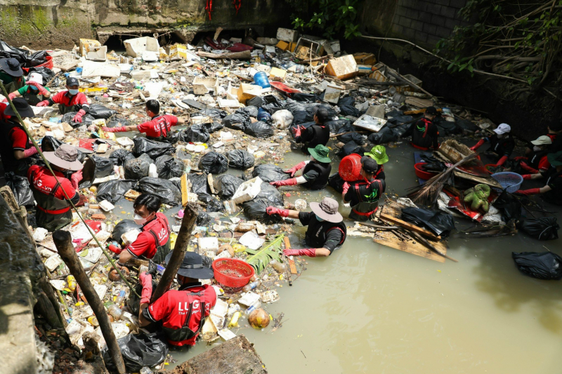 Những người tình nguyện dọn rác dưới dòng kênh ô nhiễm -0