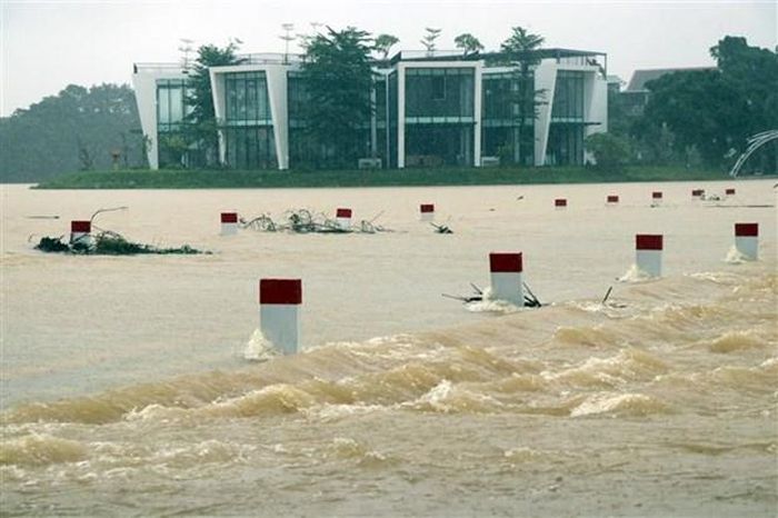 Nước lũ trên sông Hương đạt trên báo động 2 khiến khu vực đập đá ở thành phố Huế bị ngập sâu, nước chảy xiết. (Ảnh: Đỗ Trưởng/TTXVN)