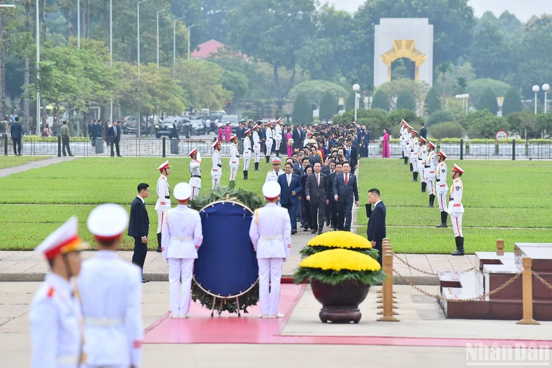 [Ảnh] Các đại biểu Quốc hội vào Lăng viếng Chủ tịch Hồ Chí Minh ảnh 1
