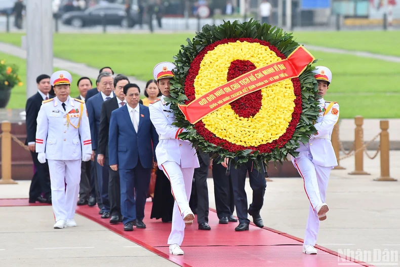 [Ảnh] Các đại biểu Quốc hội vào Lăng viếng Chủ tịch Hồ Chí Minh ảnh 2