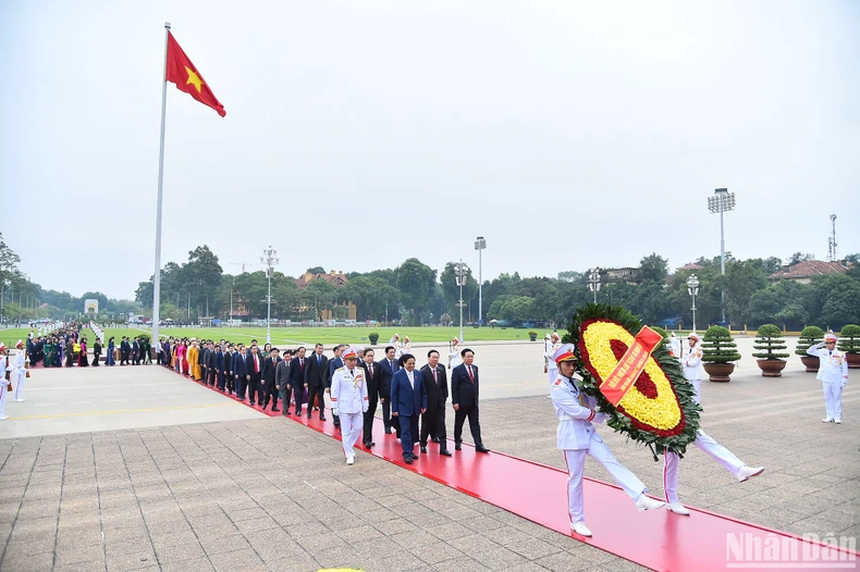 [Ảnh] Các đại biểu Quốc hội vào Lăng viếng Chủ tịch Hồ Chí Minh ảnh 3