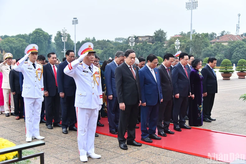 [Ảnh] Các đại biểu Quốc hội vào Lăng viếng Chủ tịch Hồ Chí Minh ảnh 4