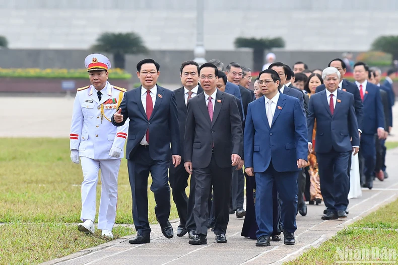 [Ảnh] Các đại biểu Quốc hội vào Lăng viếng Chủ tịch Hồ Chí Minh ảnh 7