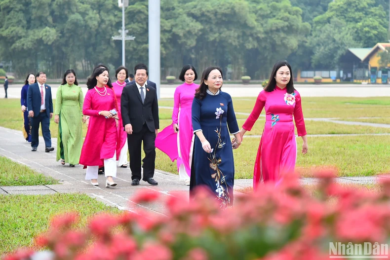 [Ảnh] Các đại biểu Quốc hội vào Lăng viếng Chủ tịch Hồ Chí Minh ảnh 8