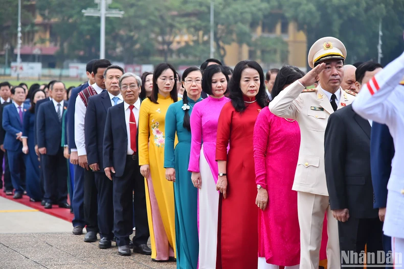 [Ảnh] Các đại biểu Quốc hội vào Lăng viếng Chủ tịch Hồ Chí Minh ảnh 5