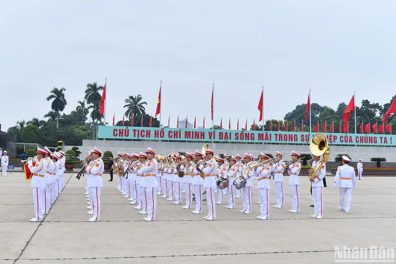 [Ảnh] Các đại biểu Quốc hội vào Lăng viếng Chủ tịch Hồ Chí Minh ảnh 6