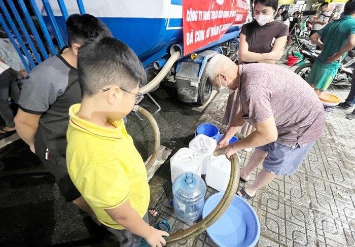  Cư dân khu đô thị Thanh Hà nhiều tuần liền không có nước sạch sinh hoạt. 