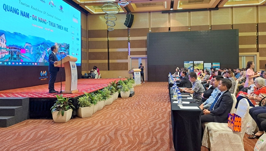   The roadshow was carried out by the tourism industry of three localities in coordination with the Malaysia - Vietnam Friendship Association.