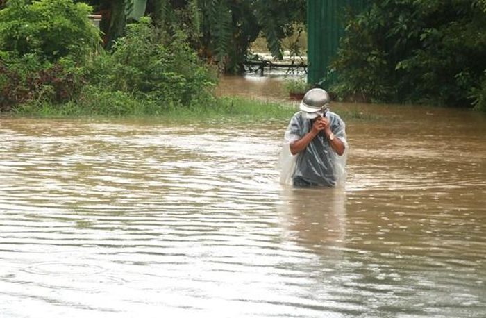 Điểm giao giữa đường Lê Thánh Tông và Thanh Tịnh ở thành phố Đông Hà (Quảng Trị) bị ngập do mưa lớn. (Ảnh: Nguyên Lý/TTXVN)