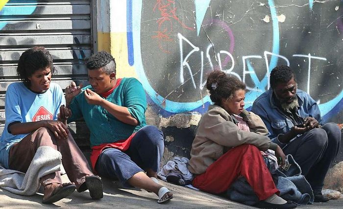  Những người nghiện ma túy trên đường phố Brazil. Ảnh: AFP 