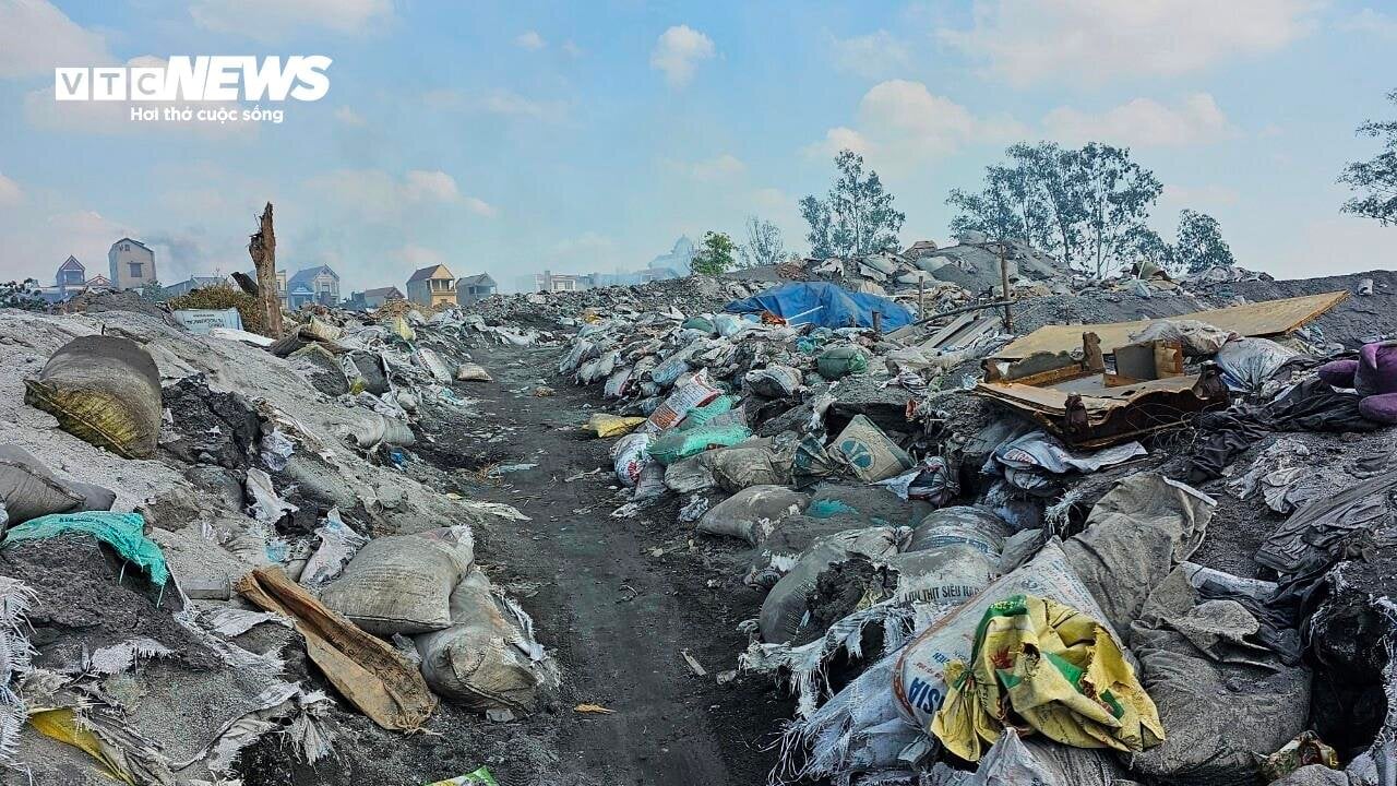 Làng tái chế nhôm ngày đêm mịt mờ khói bụi, mỗi người dân 'cõng' 33 tấn xỉ thải - 10