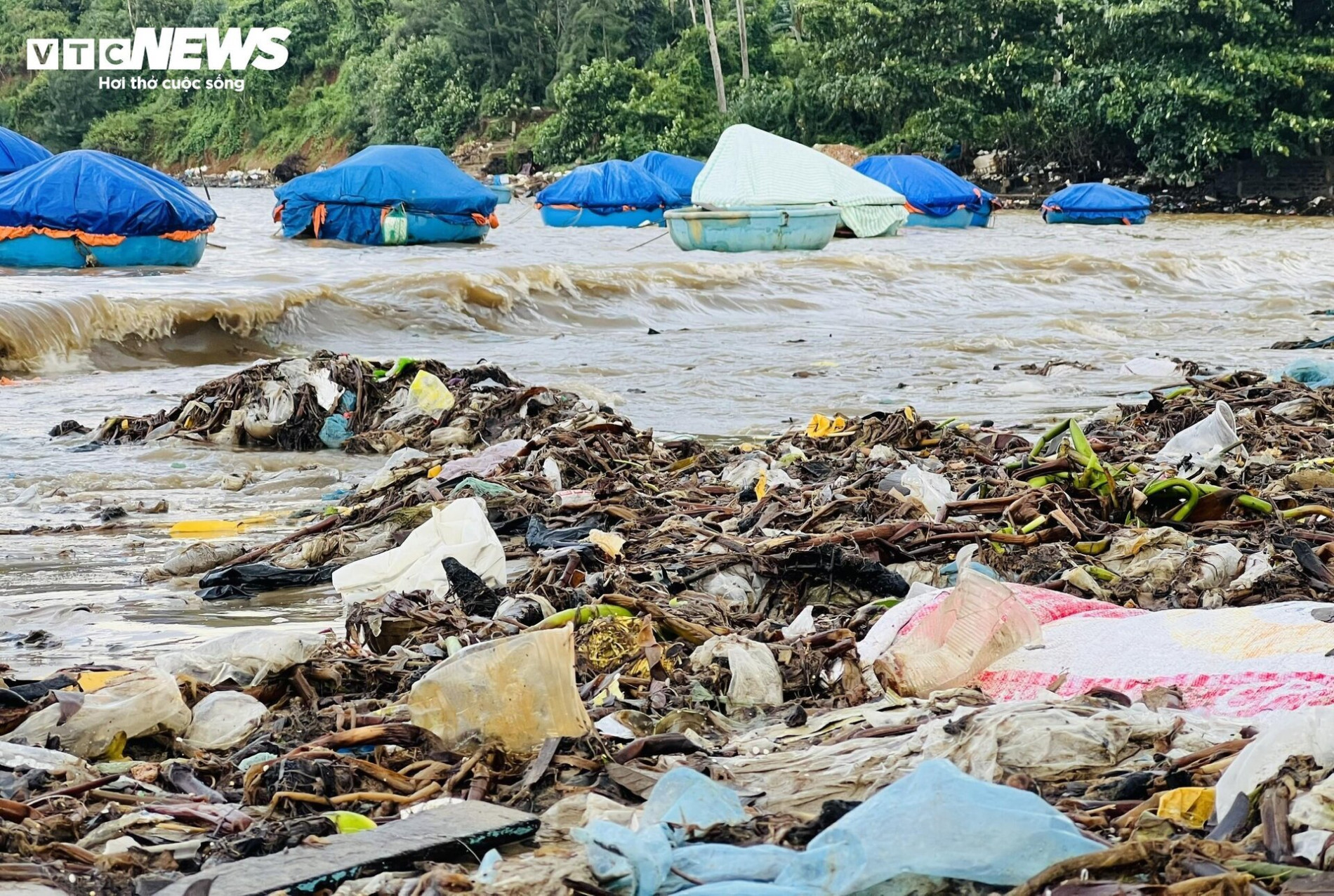 Kinh hãi rác thải phủ kín 300 mét bờ biển Quảng Ngãi - 1