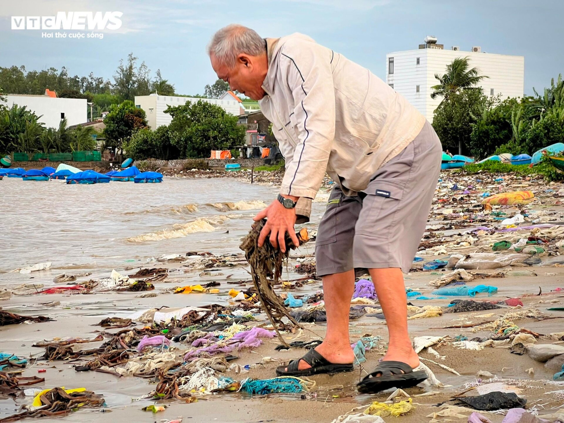 Kinh hãi rác thải phủ kín 300 mét bờ biển Quảng Ngãi - 2