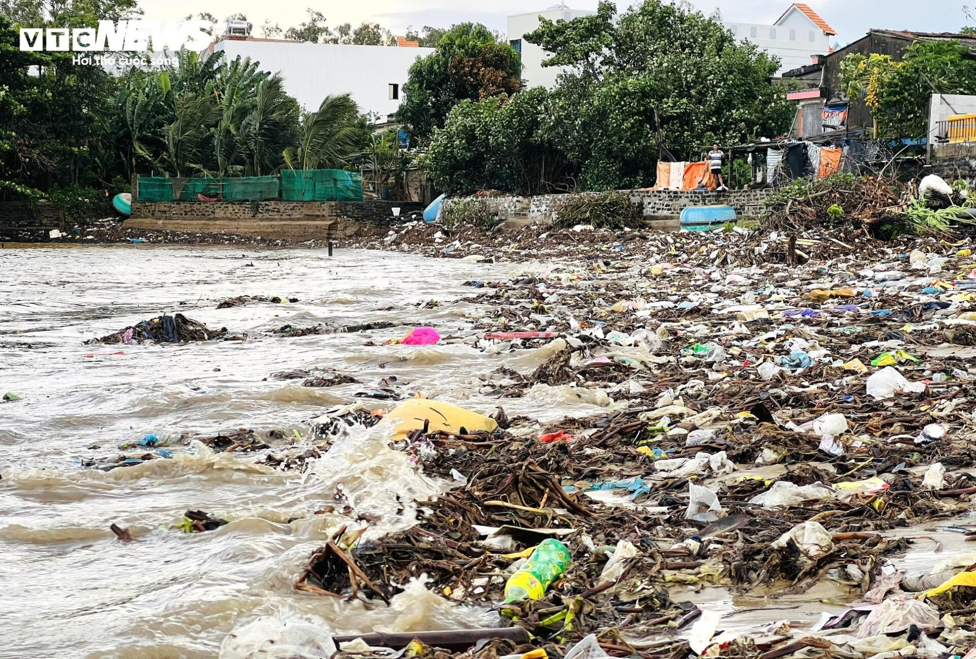 Kinh hãi rác thải phủ kín 300 mét bờ biển Quảng Ngãi - 4
