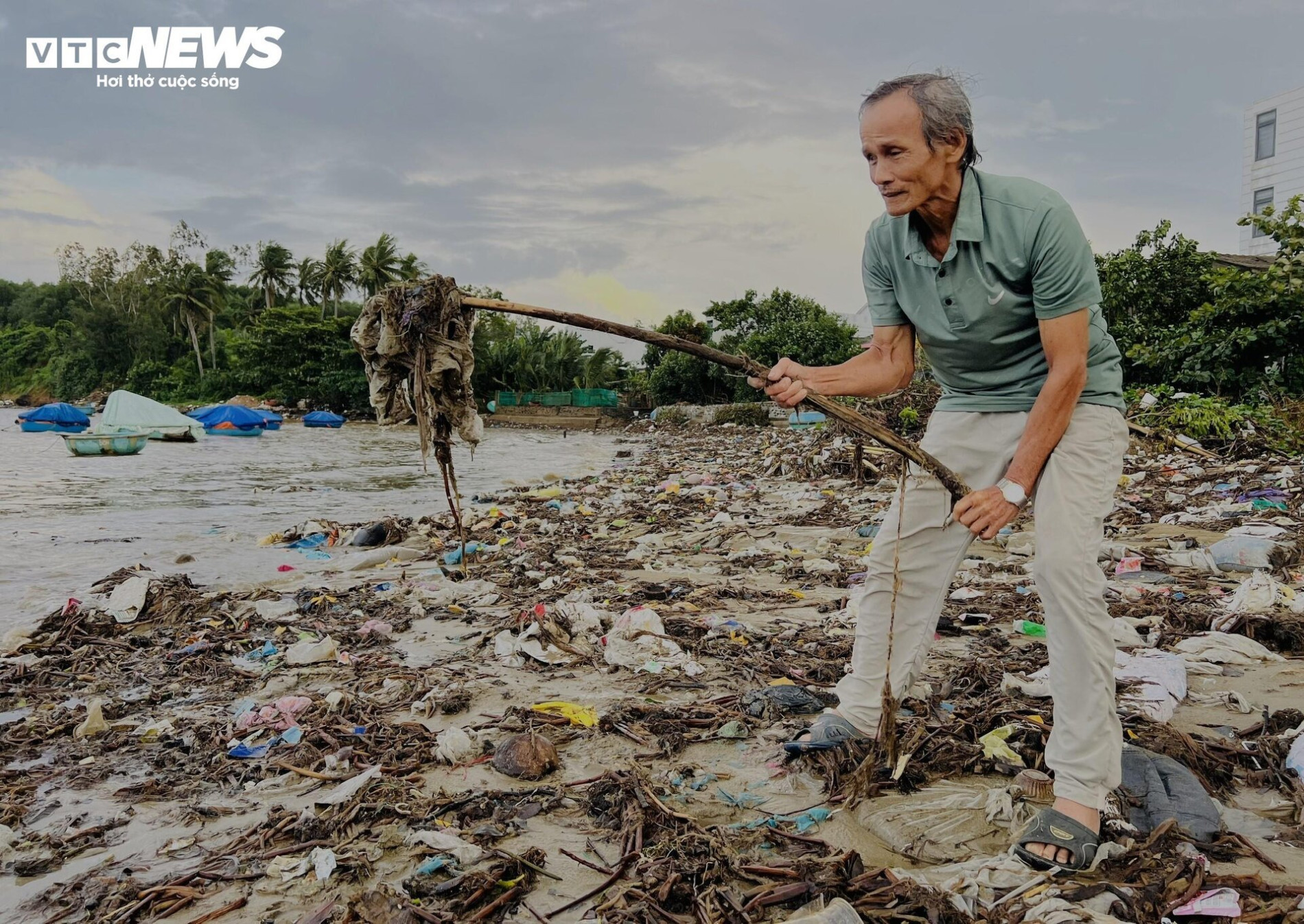 Kinh hãi rác thải phủ kín 300 mét bờ biển Quảng Ngãi - 5