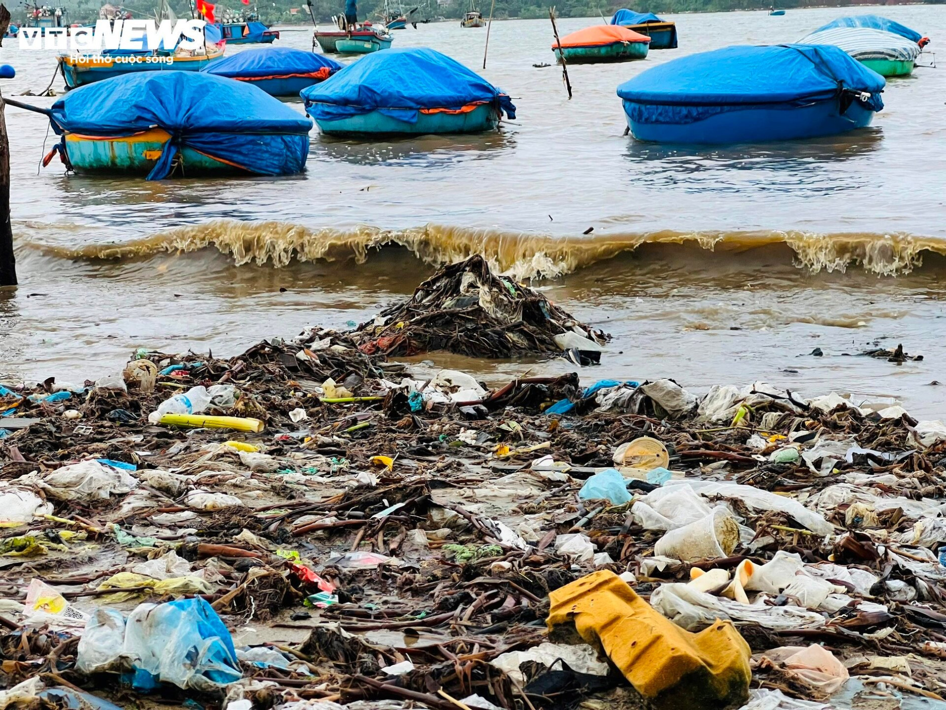 Kinh hãi rác thải phủ kín 300 mét bờ biển Quảng Ngãi - 6