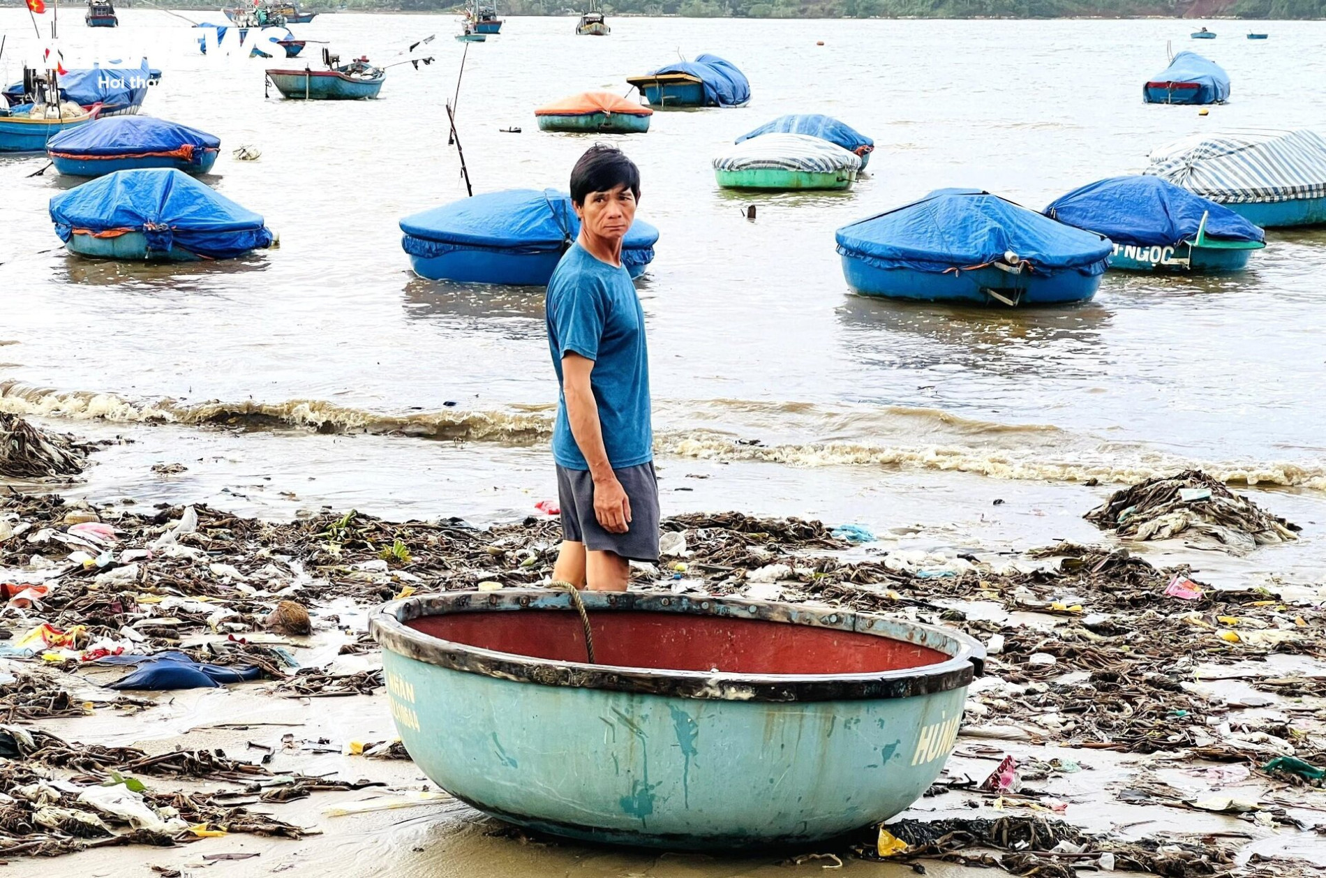 Kinh hãi rác thải phủ kín 300 mét bờ biển Quảng Ngãi - 7
