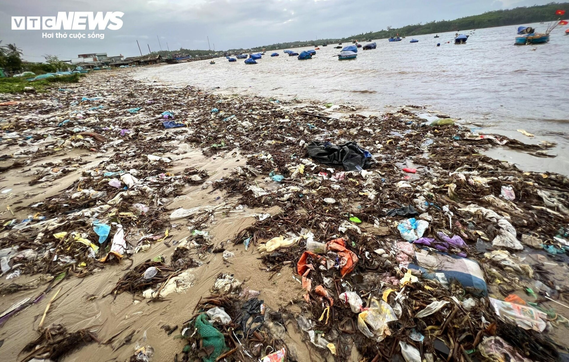 Kinh hãi rác thải phủ kín 300 mét bờ biển Quảng Ngãi - 8