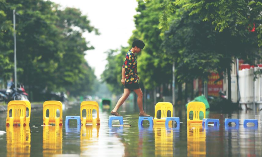 Để đối phó với tình trạng ngập lụt sau mưa, một quán ăn ở Hà Nội đã xếp những chồng ghế làm 