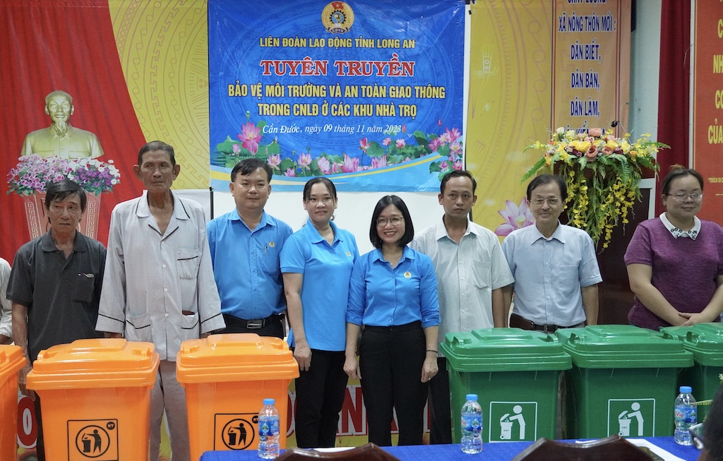 Trao hơn 100 thùng rác cho Tổ Khu nhà trọ công nhân tự quản