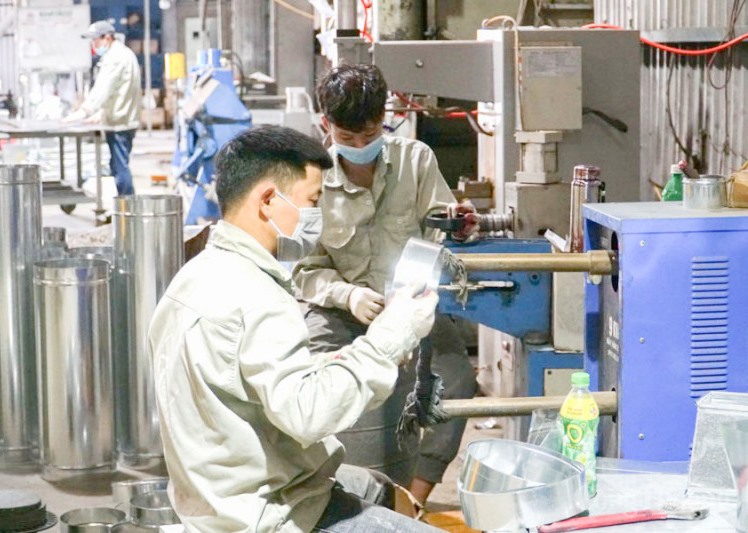 Công nhân Công ty Khả Tâm sản xuất trong Khu công nghiệp Hòa Khánh. Ảnh THU CÚC