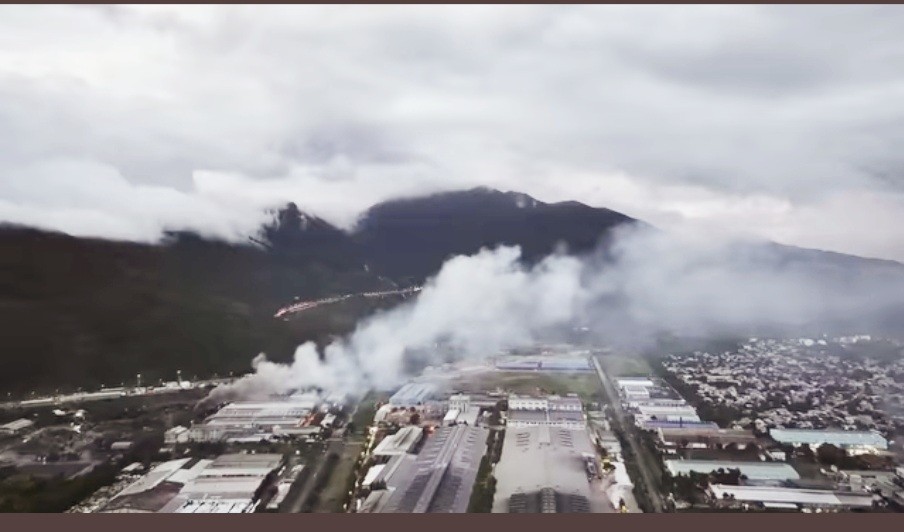 Các nhà máy trong Khu công nghiệp Liên Chiểu xả khói( ảnh được cắt ra từ Video do người dân quay lại gửi đến UBND phường Hoà Hiệp Bắc