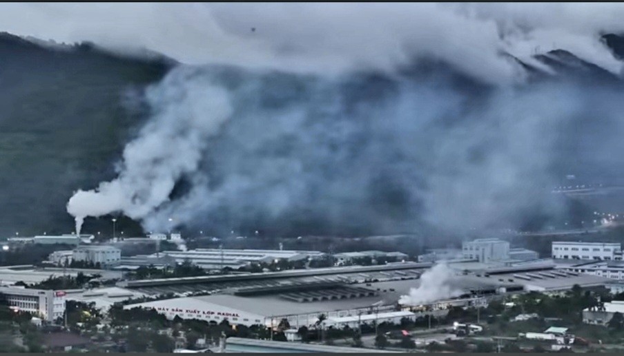 Cảnh các nhà máy trong Khu công nghiệp Liên Chiểu xả khói vào lúc 5h 30, khói bay tràn về Khu dân cư phường Hoà Hiệp Bắc ngày 02112023 ảnh cắt ra từ Vidodo người dân