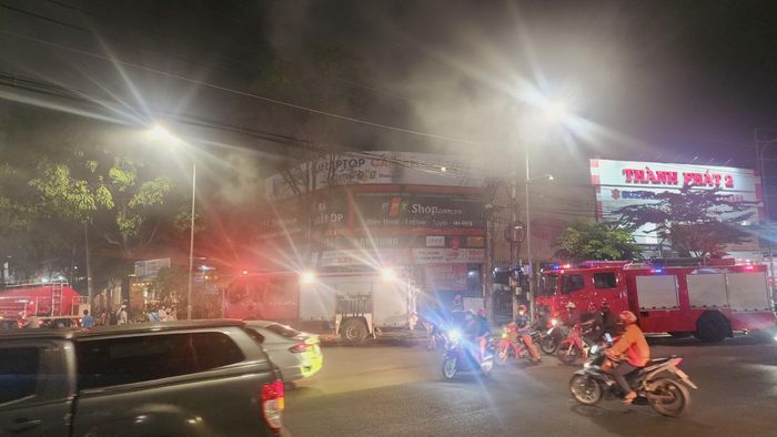Phòng cảnh sát PCCC Công an tỉnh Bình Phước huy động 03 xe chữa cháy tới hiện trường.