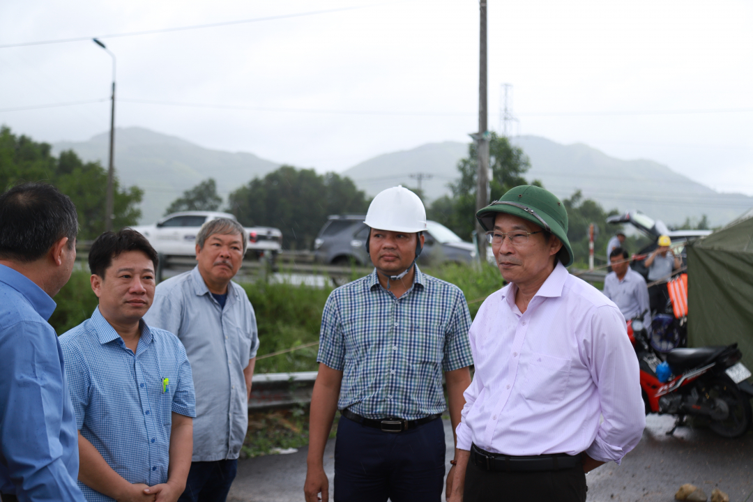 Đồng chí Đinh Văn Thiệu kiểm tra công tác phòng chốt mưa lũ tại địa bàn xã Diên Thạnh (Diên Khánh).