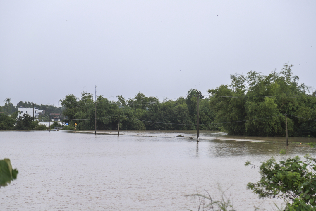 Tuyến đường liên thôn của xã Diên Thạnh chìm sâu trong nước lũ.