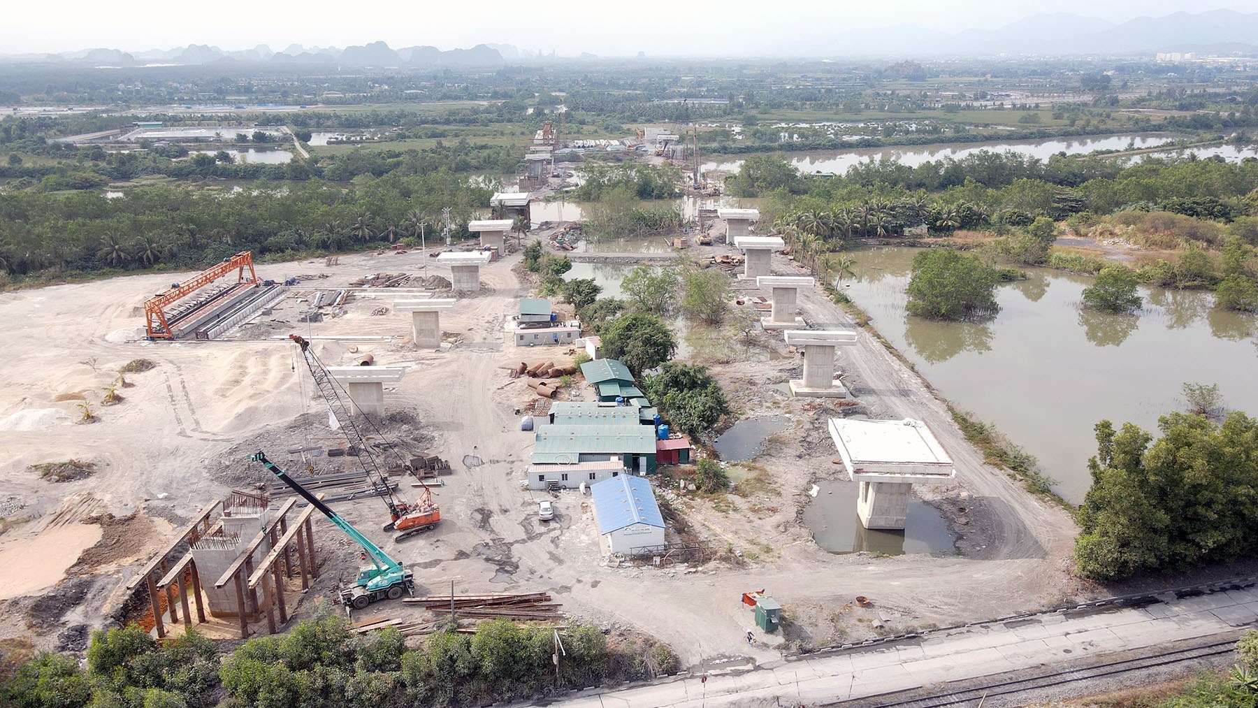 Hình ảnh cầu vượt sông Sinh đang xây dựng ở thành phố Đông Triều, Quảng Ninh