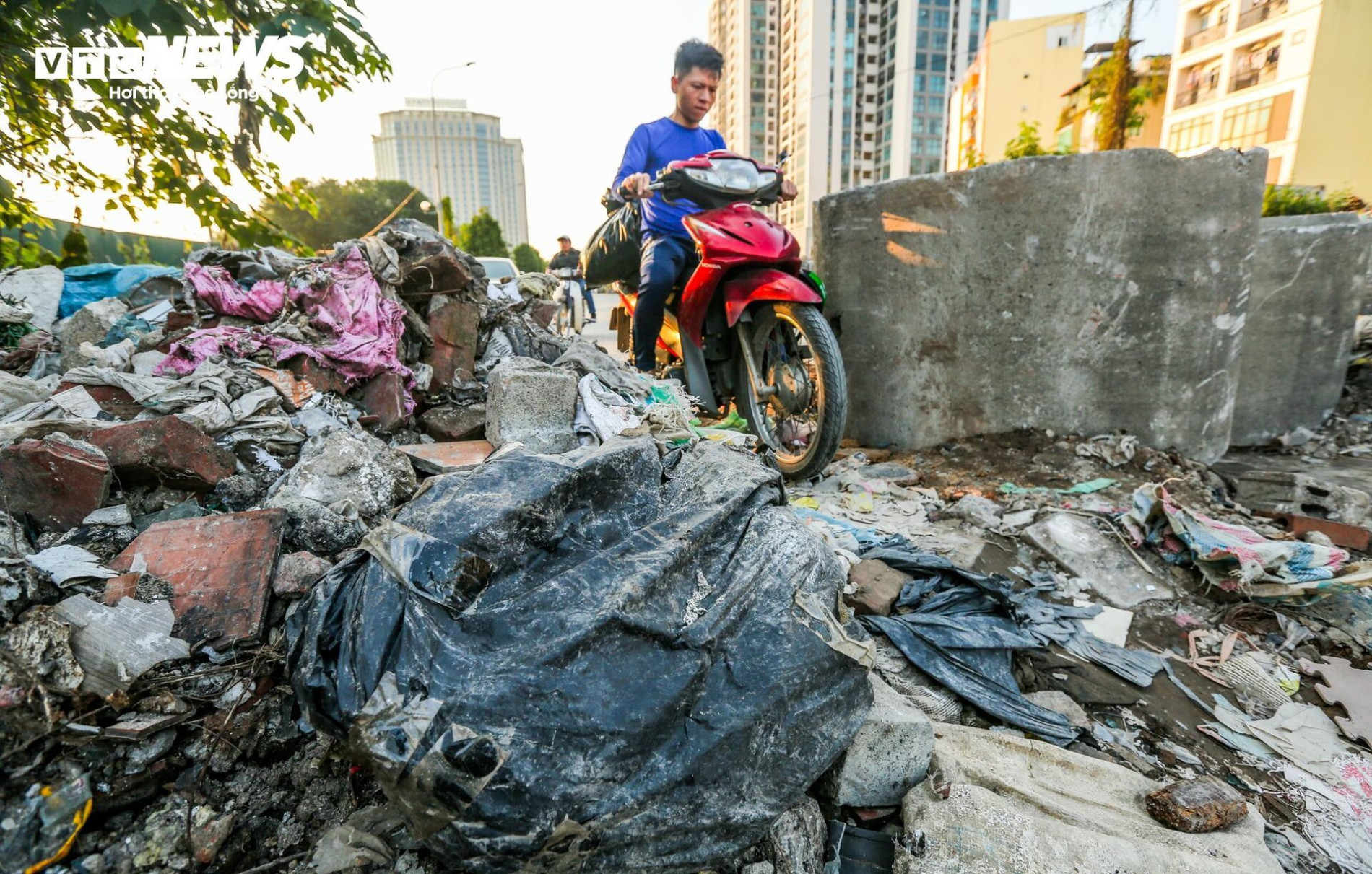 Hà Nội: Rác thải bủa vây tuyến đường 300 tỷ đồng bị chậm tiến độ - 8