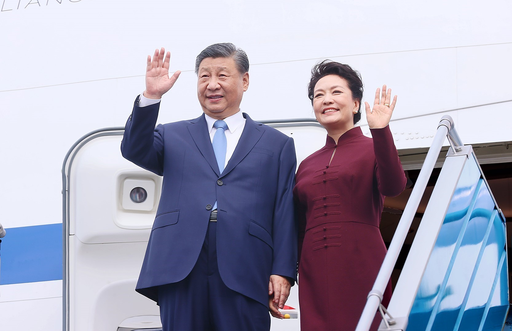 Tổng Bí thư, Chủ tịch nước Trung Quốc Tập Cận Bình đến Hà Nội, bắt đầu chuyến thăm Việt Nam - Ảnh 1.