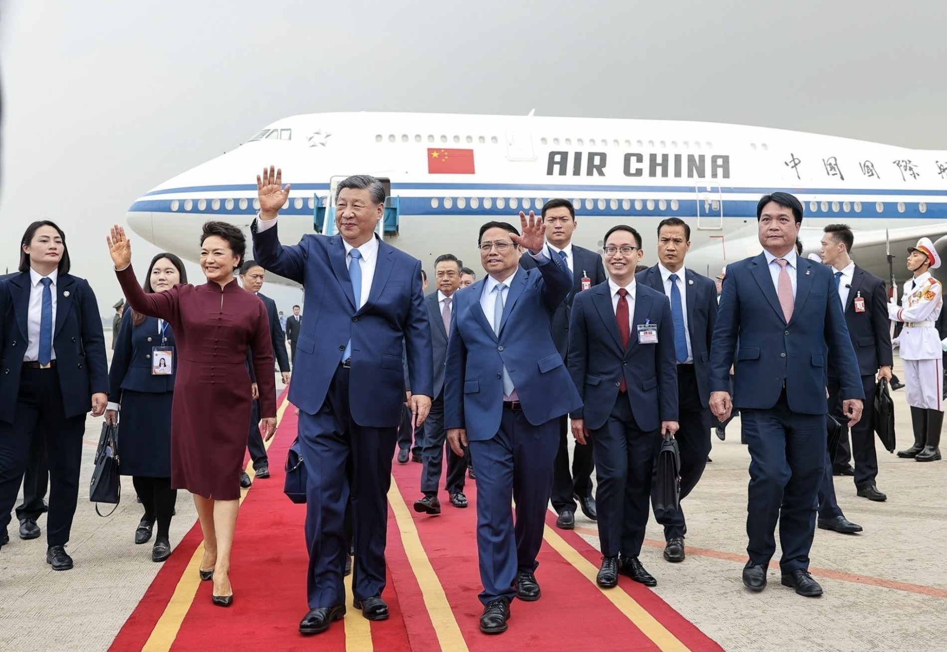 Tổng Bí thư, Chủ tịch nước Trung Quốc Tập Cận Bình đến Hà Nội, bắt đầu chuyến thăm Việt Nam - Ảnh 4.