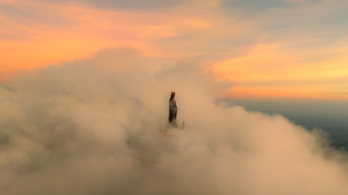 Đỉnh núi Bà Đen bồng bềnh trong mây. Ảnh: Nguyễn Minh Tú 