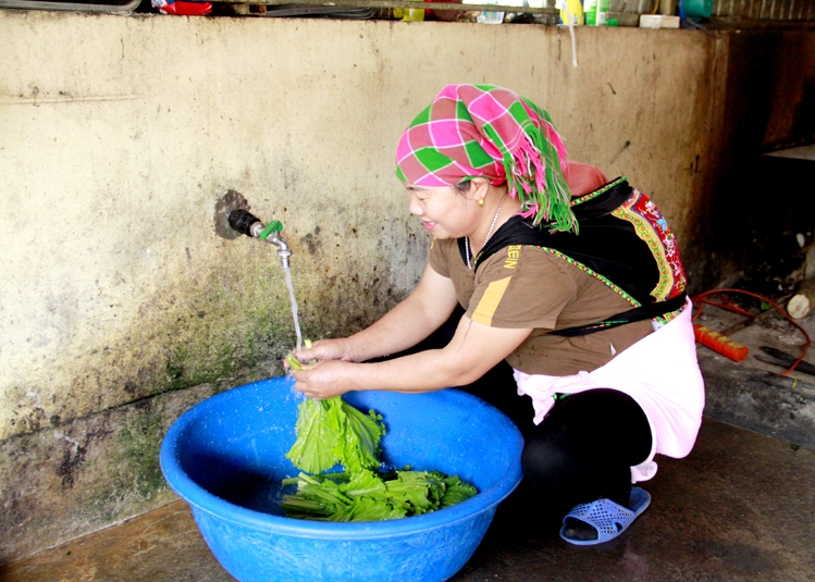 Người dân thôn Mịch A, xã Thuận Hòa (Vị Xuyên) sử dụng nước hợp vệ sinh trong sinh hoạt hàng ngày.
