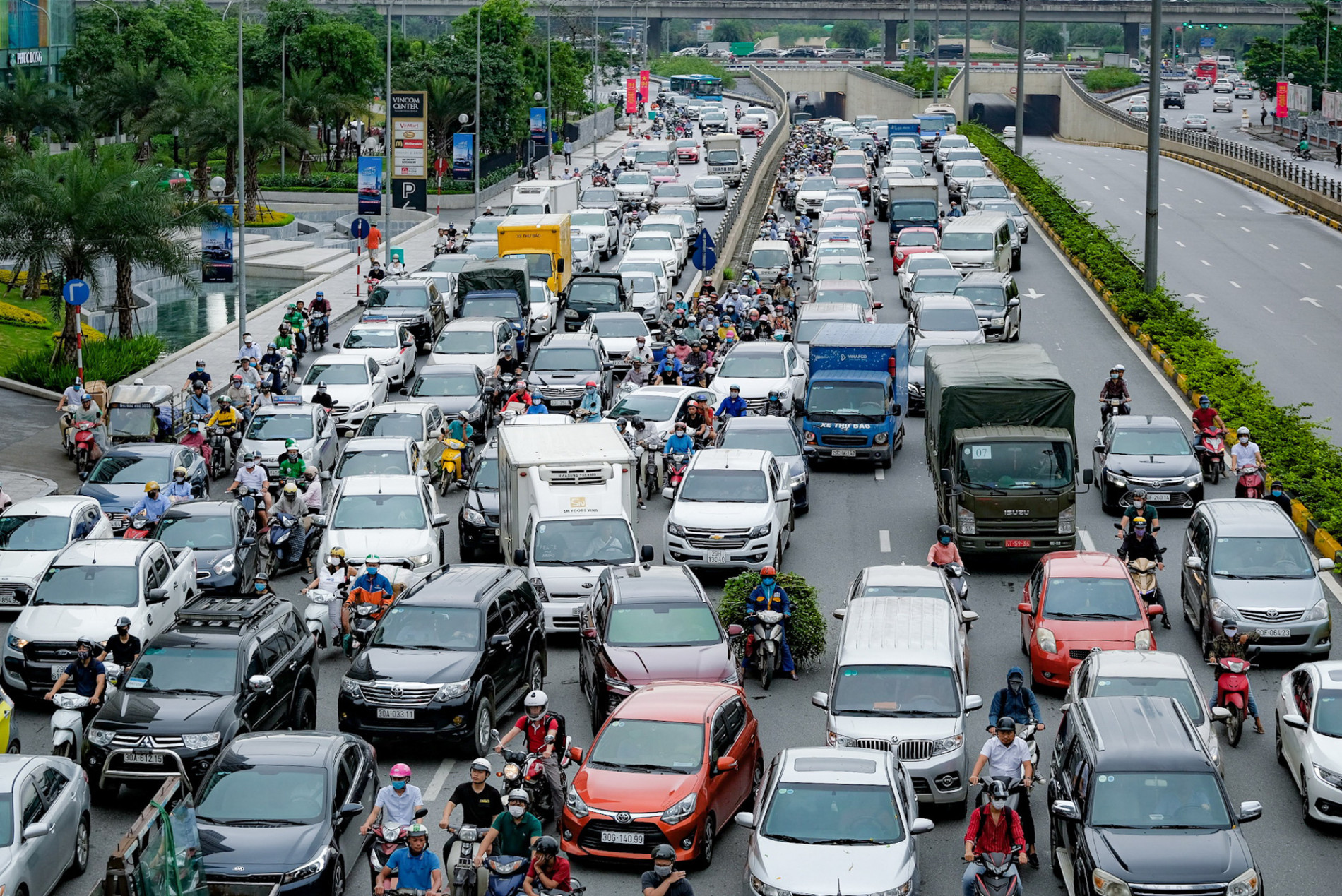 Xe máy và ô tô đi qua đoạn hầm Trung Hòa, đường Trần Duy Hưng, Hà Nội - Ảnh: NAM TRẦN