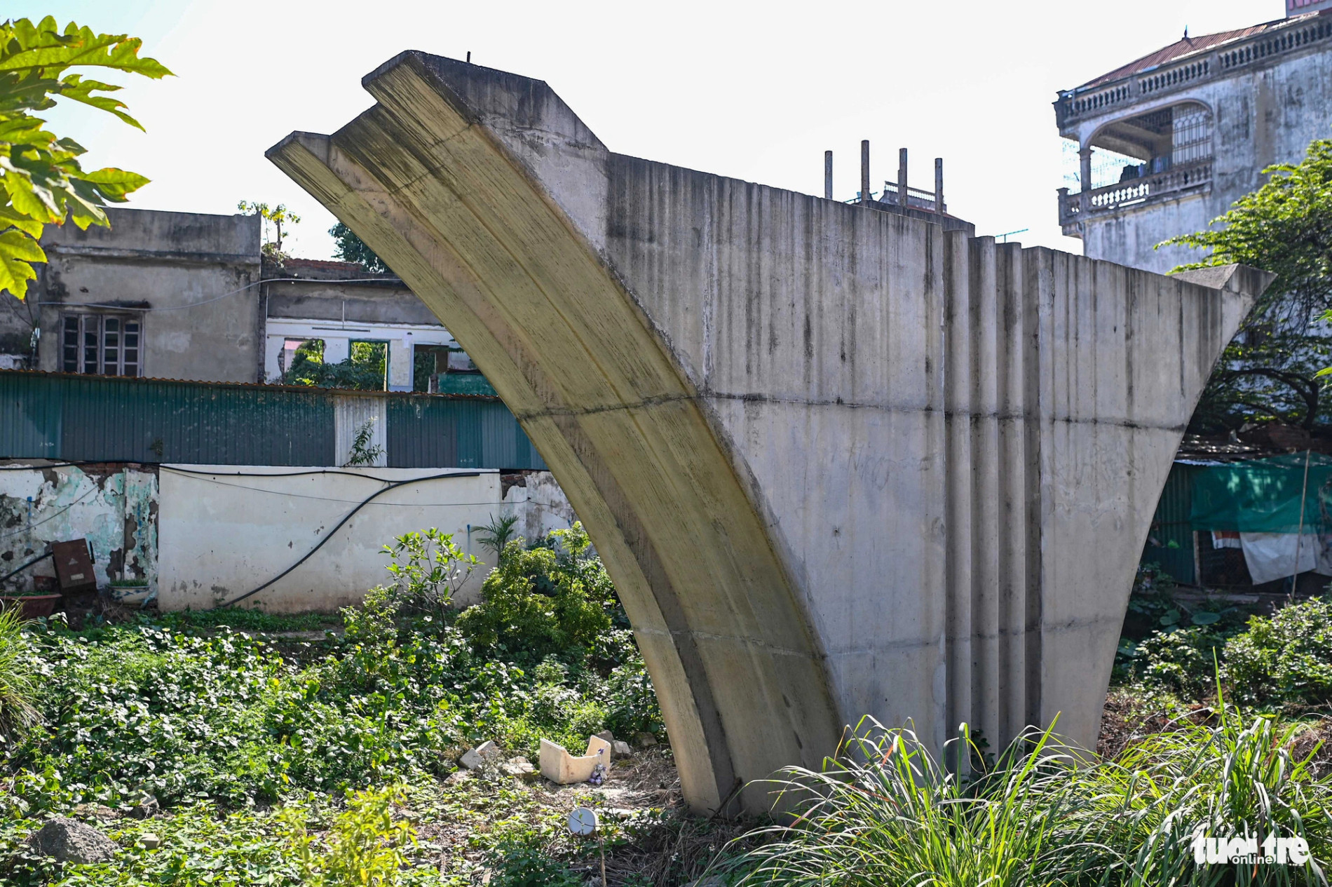 Một trụ cầu vượt Láng Hạ được xây dựng rồi bỏ không đã nhiều năm qua - Ảnh: HỒNG QUANG