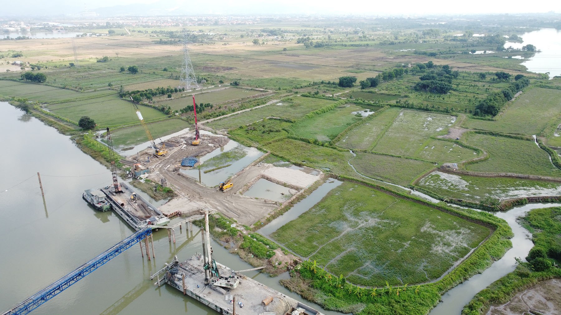 Hình ảnh cầu vượt sông Cầm ở thị xã Đông Triều, Quảng Ninh đang xây dựng