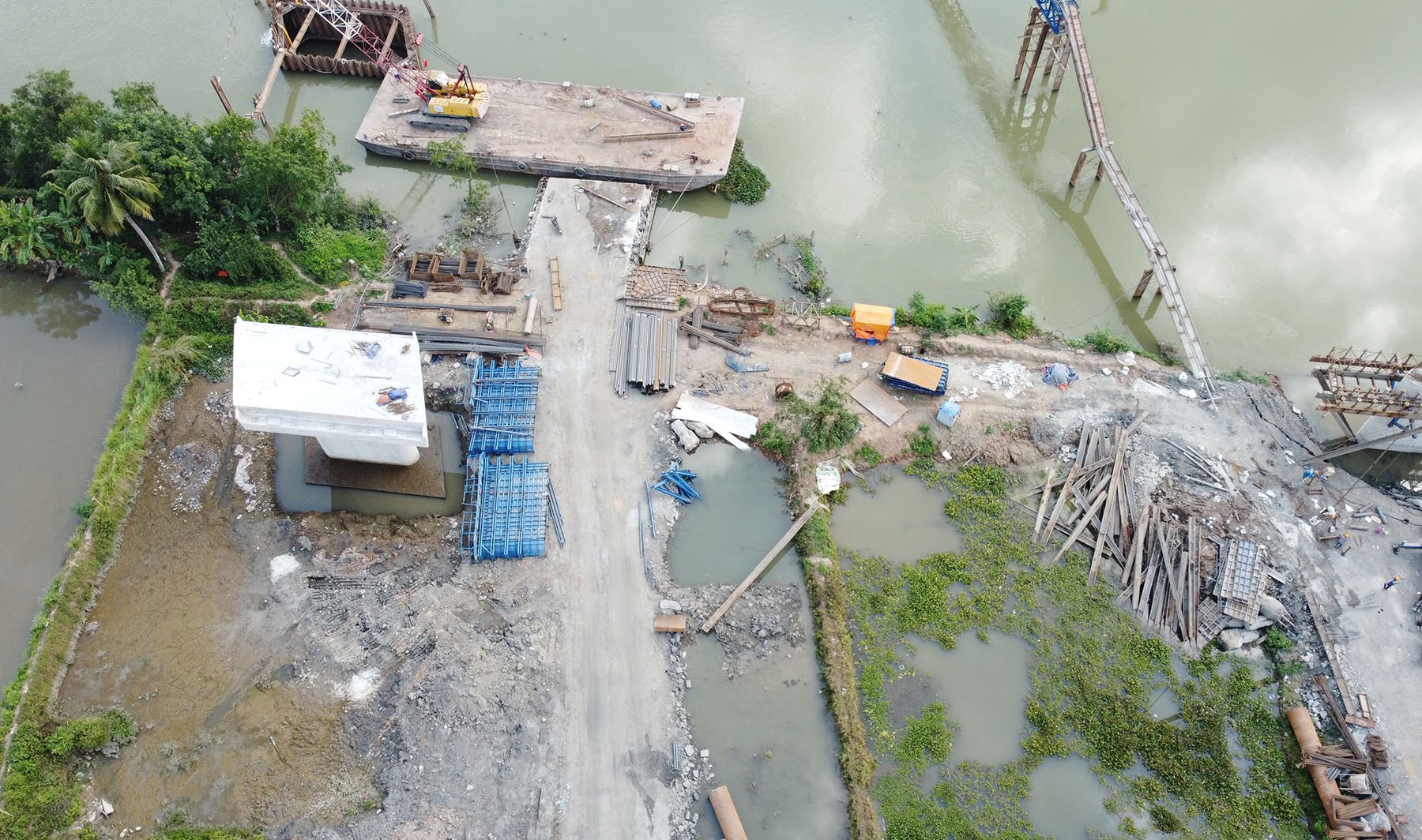 Hình ảnh cầu vượt sông Cầm ở thị xã Đông Triều, Quảng Ninh đang xây dựng