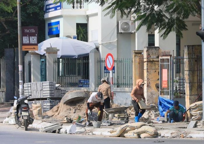 Công nhân xây dựng đang gấp rút hoàn thành vỉa hè trên phố Nguyễn Văn Huyên, quận Cầu Giấy sáng 26/11. (Ảnh: Hoàng Hiếu/TTXVN)