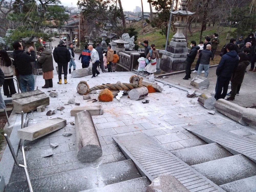 Cổng Torii tại đền Ono-Hiyoshi ở Kanazawa, tỉnh Ishikawa, bị sập sau trận động đất - Ảnh: KYODO